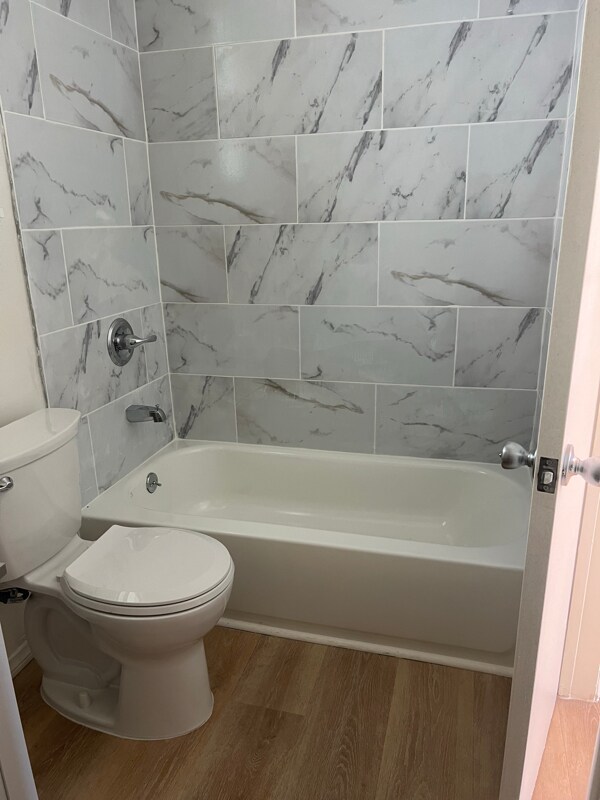 Foto del edificio - 6214 Holly Mont Dr