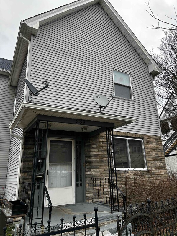 Primary Photo - 539 Willow St