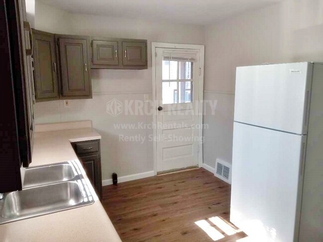 Building Photo - Cozy 2 bedroom, 1.5 bathroom home!