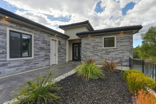 Foto del edificio - Waterfront 4 bed 4 bath 3,887 sq. ft.