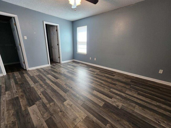 Building Photo - 900 Edgewood Dr