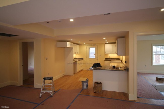 Building Photo - 10 Bennington St