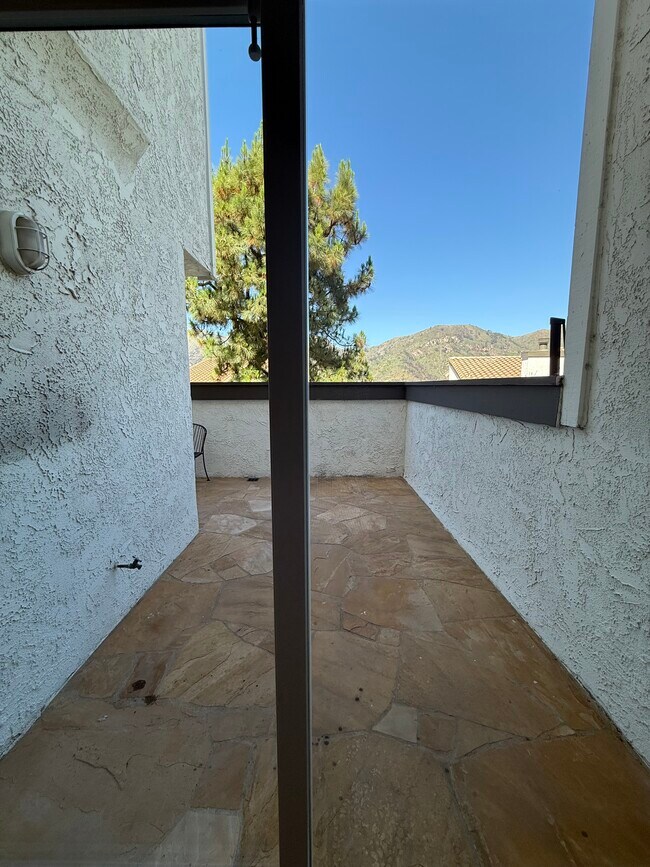 Building Photo - 1758 Palisades Dr
