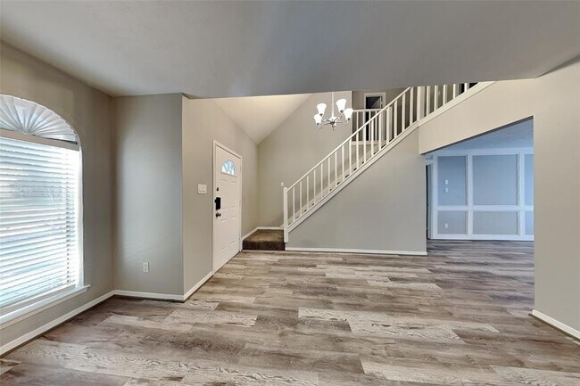 Building Photo - 2211 Silver Falls Dr