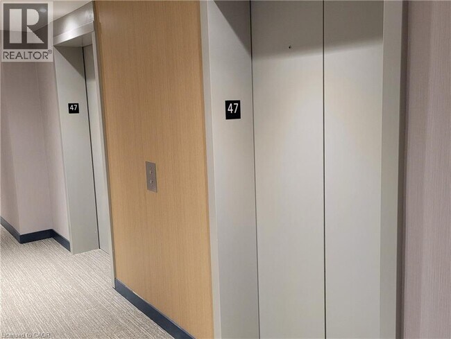 Photo du bâtiment - 395 Square One Dr