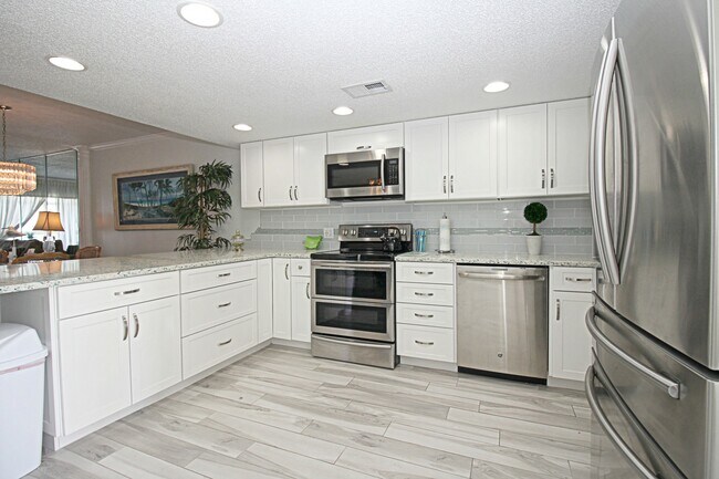 Foto del edificio - Spacious waterfront furnished condo in Des...