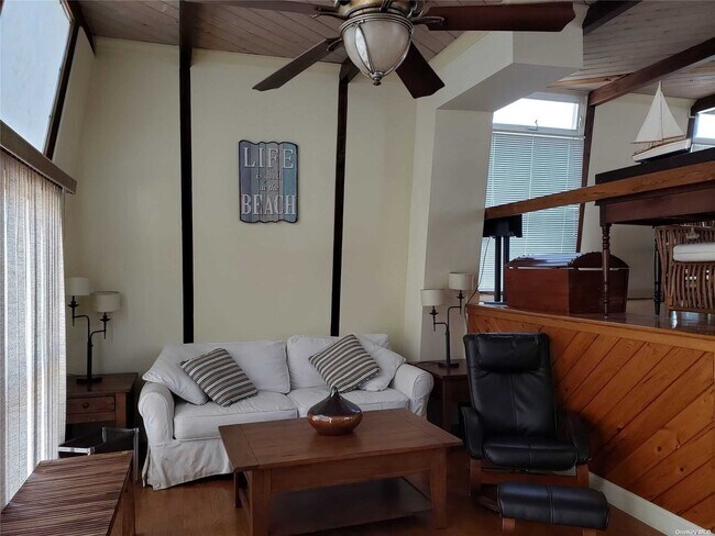 Foto del edificio - 163-45 Cross Bay Blvd