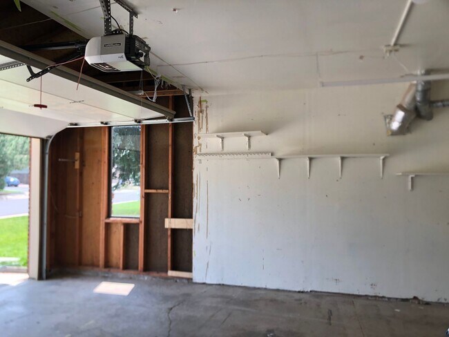 Building Photo - Two bedroom town home with a two car garag...