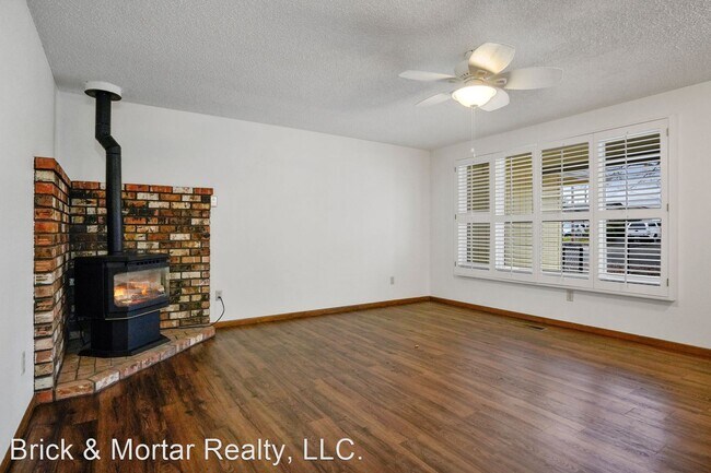 Building Photo - 3 br, 2 bath House - 843 NE Pine ST