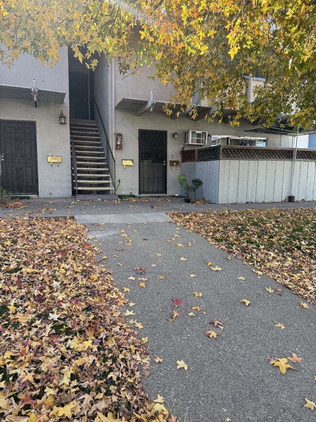 Foto del edificio - Refreshed Upstairs 2 Bed, 1 Bath Tracy Apa...