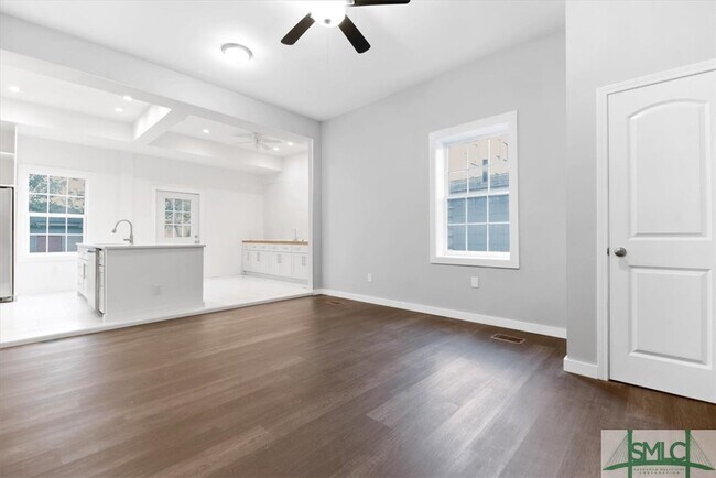 Building Photo - 318 E Waldburg St