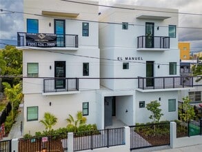 Building Photo - 530 SW 11th Ave