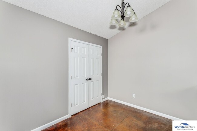 Building Photo - 3 bedroom, 2 bath duplex on a slab. Centra...