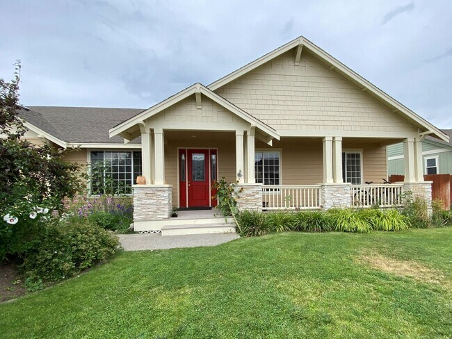Building Photo - Large 3 Bed Home with Office, Fenced Yard, and Lawn Service!
