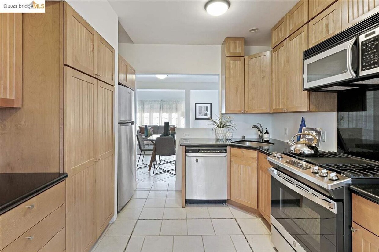 Foto principal - Beautiful Light-Filled 2BR/1BA Condo – Ste...