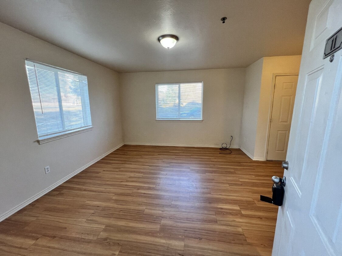 Foto principal - 1/2 FIRST MONTHS RENT---2 Bed 2bath zero d...