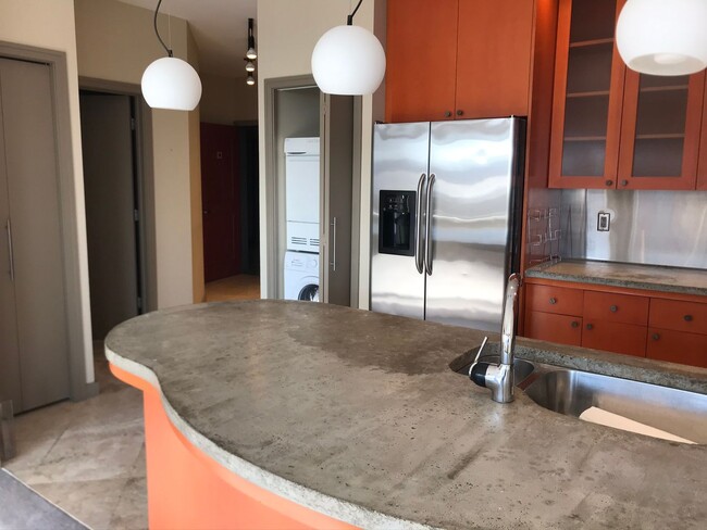 Building Photo - Belltown Court 2 Bedroom 2 Bath Condo with...