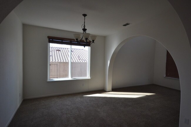 Building Photo - 1215 Villagio Dr