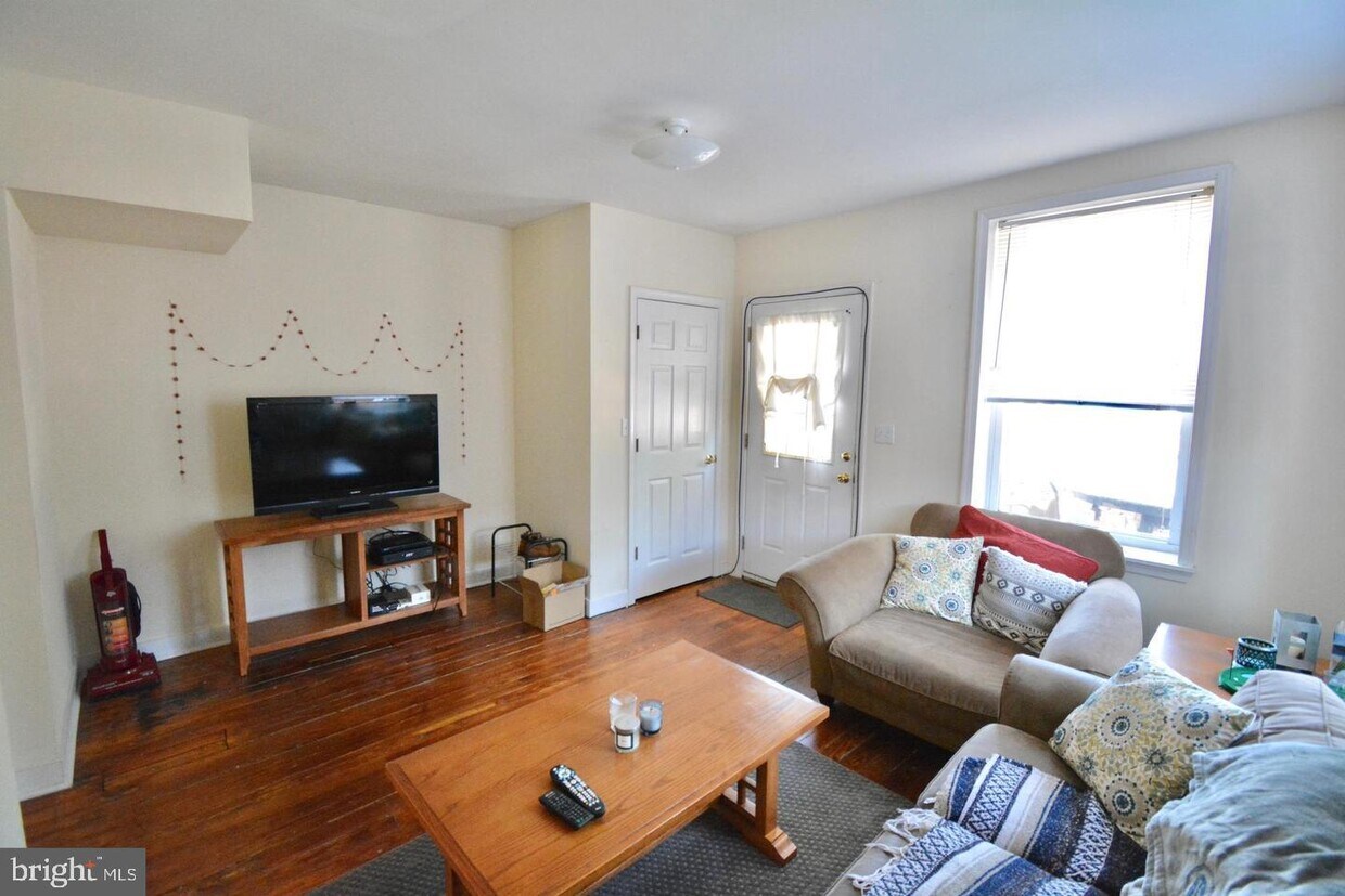 Primary Photo - 8113 Ridge Ave