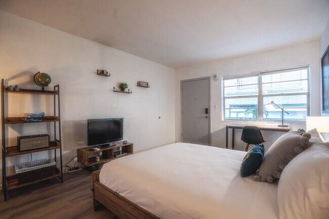 Foto del edificio - Travelers Hideout -1 block from the beach