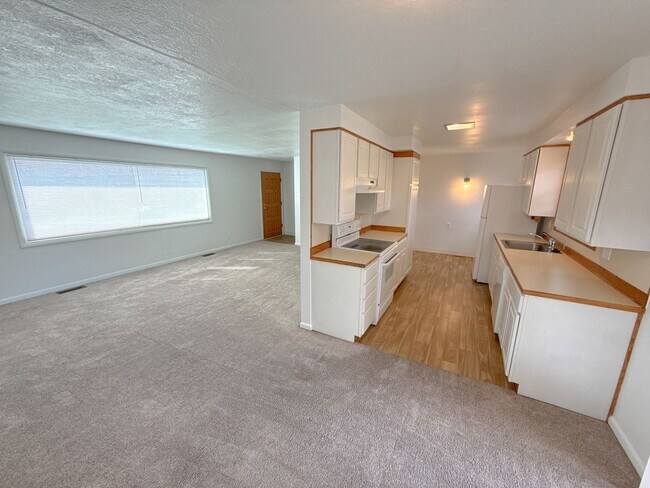 Foto del edificio - 3 Bedroom, 1.5 Bath House in Pacific Terrace neighborhood