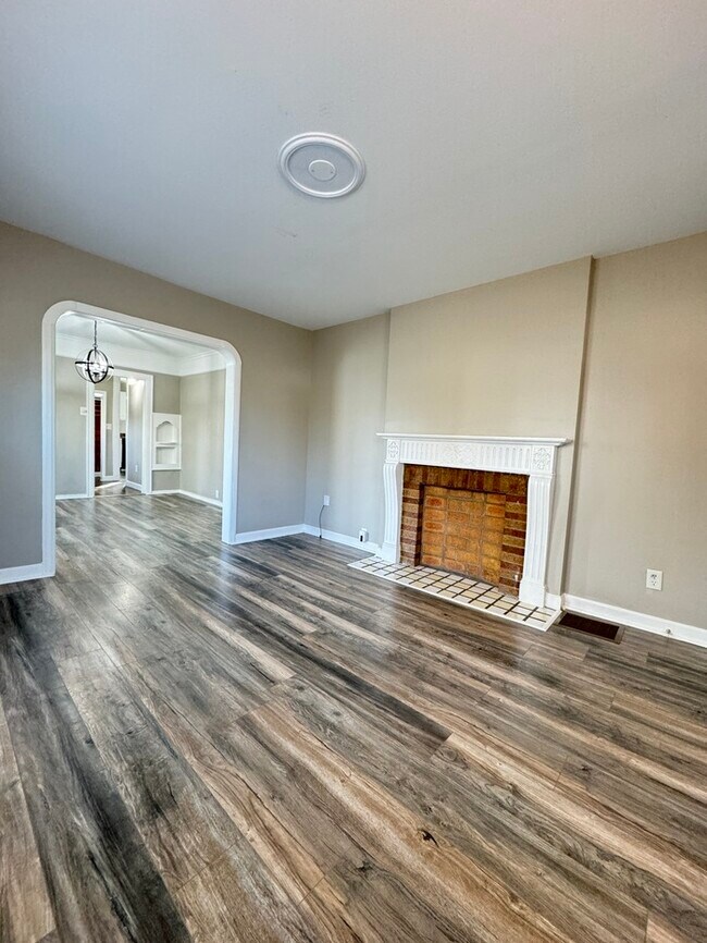 Building Photo - Beautiful updated home