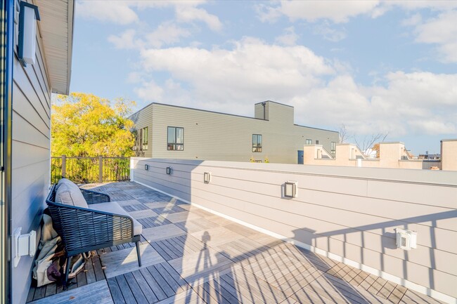 Rooftop Deck - 1909 Brown St