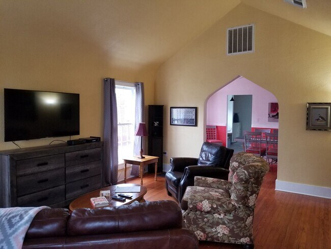 Foto del edificio - 2 br, 2 bath House - 923 NE 19th St