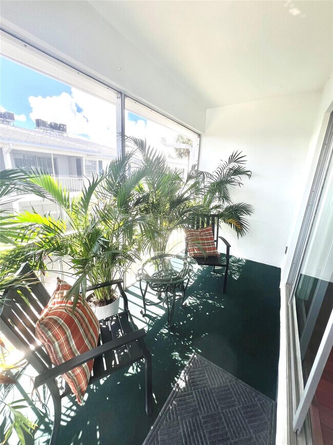 Foto del edificio - 2270 NE 68th St