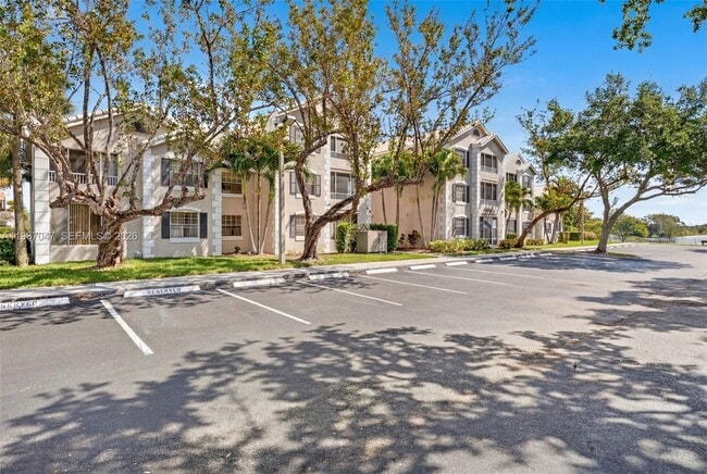 Building Photo - 2841 N Oakland Forest Dr