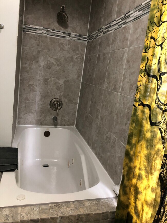 Baño - 518 W Wilson St