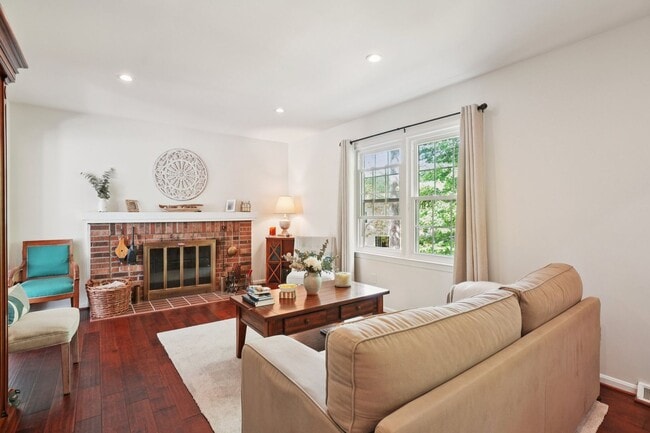 Building Photo - ocated in a sought-after community with to...