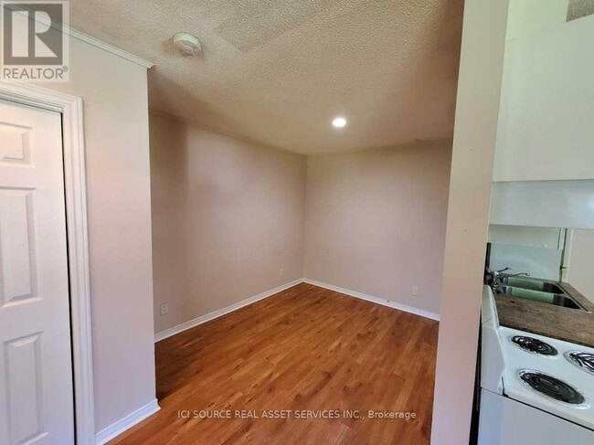 Building Photo - 20437 Yonge St