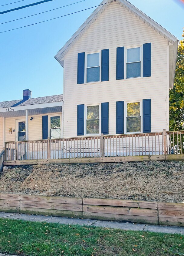Foto principal - 1104 3rd St NW