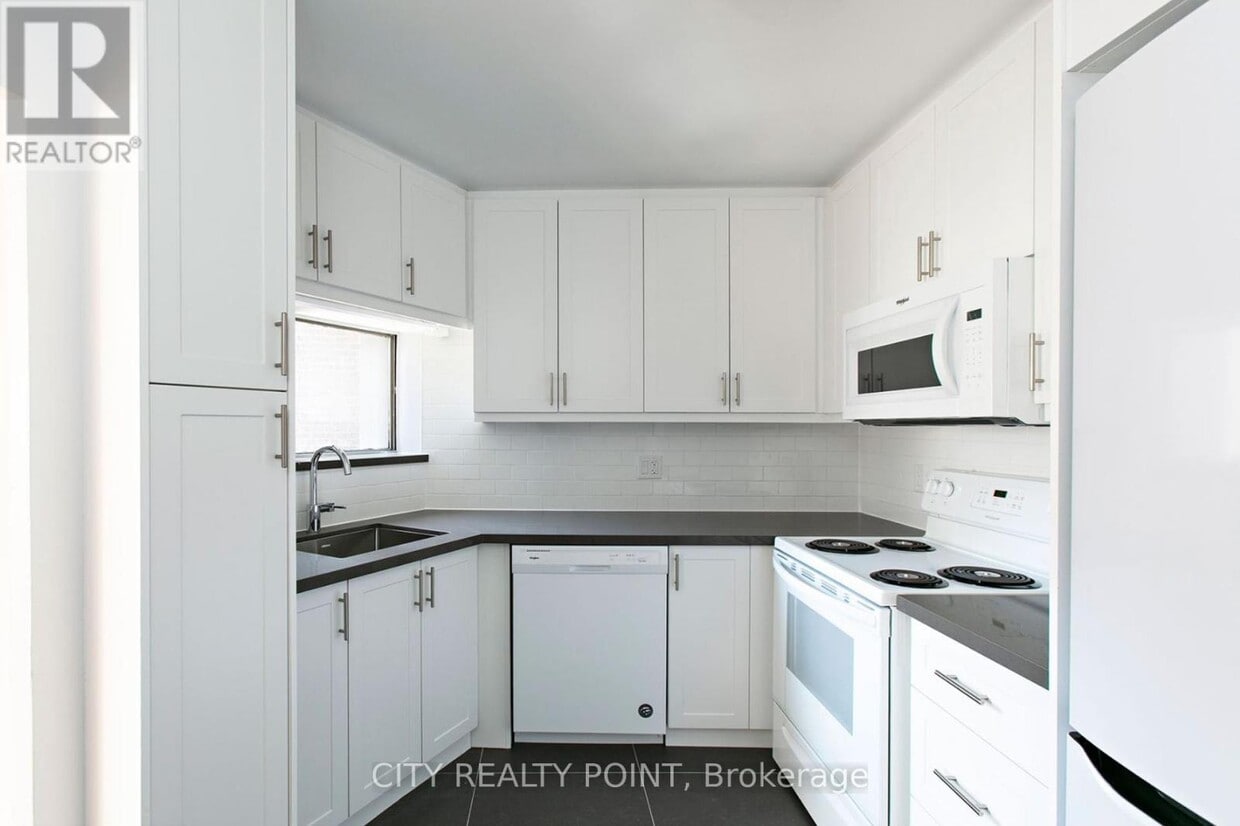 Primary Photo - 9-509 Deer Park Crescent