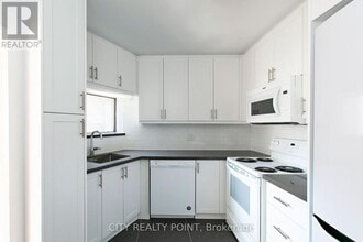 Building Photo - 9-509 Deer Park Crescent
