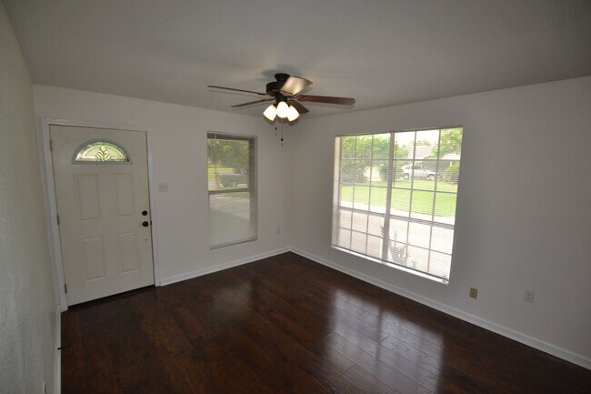 Foto del edificio - Must See! Newly updated, 3 bedroom, 1.5 bath off Starring Lane in Mayfair Subdivsion