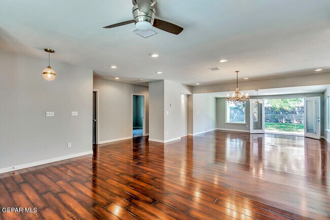 Foto del edificio - 9208 Shaver Dr