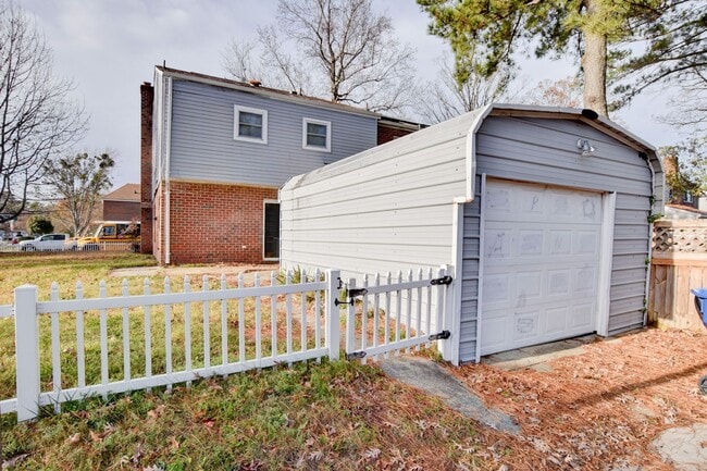 Building Photo - 2259 Sedgewick Dr