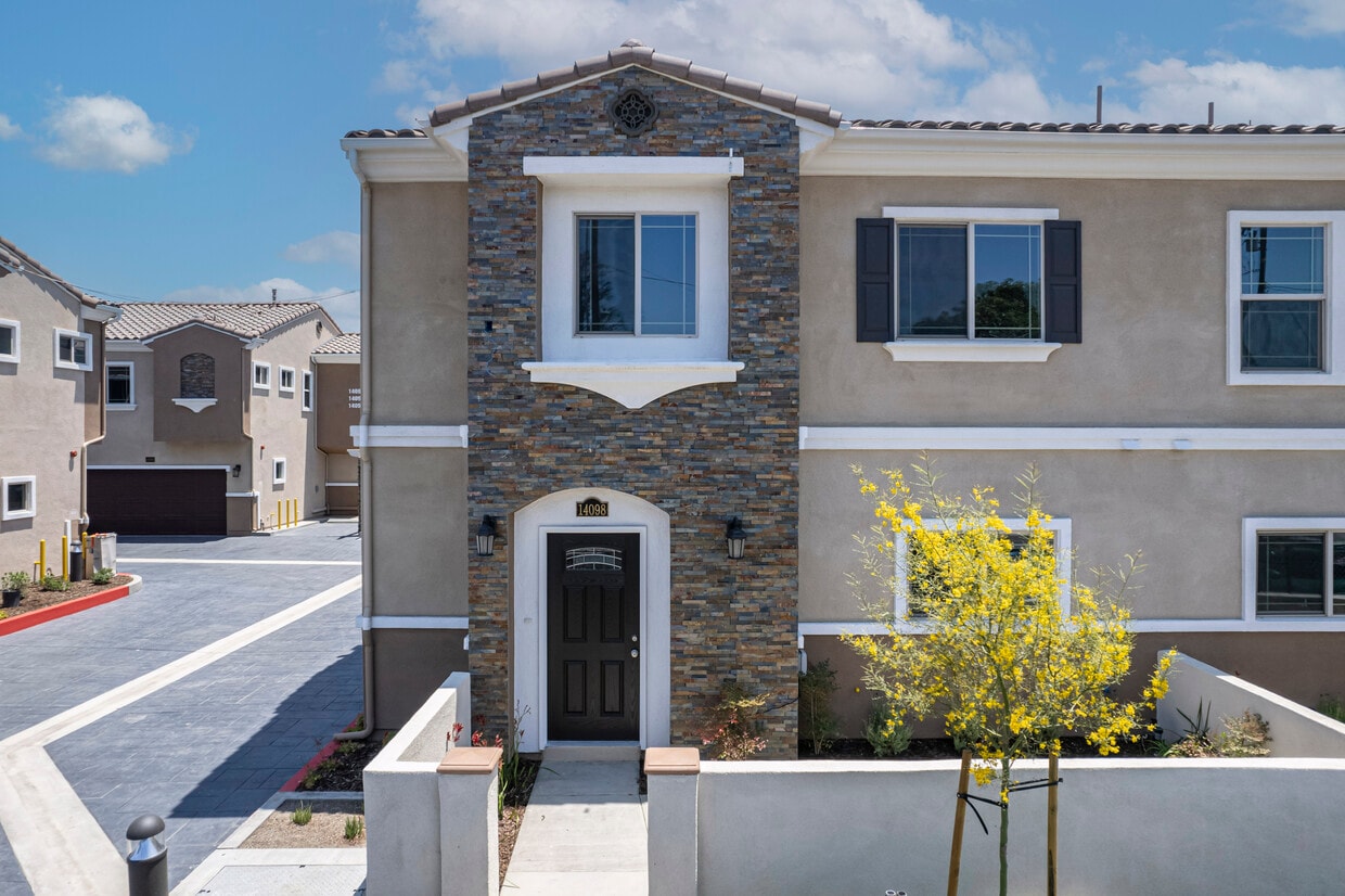 Building Photo - Edwards Villas Townhomes