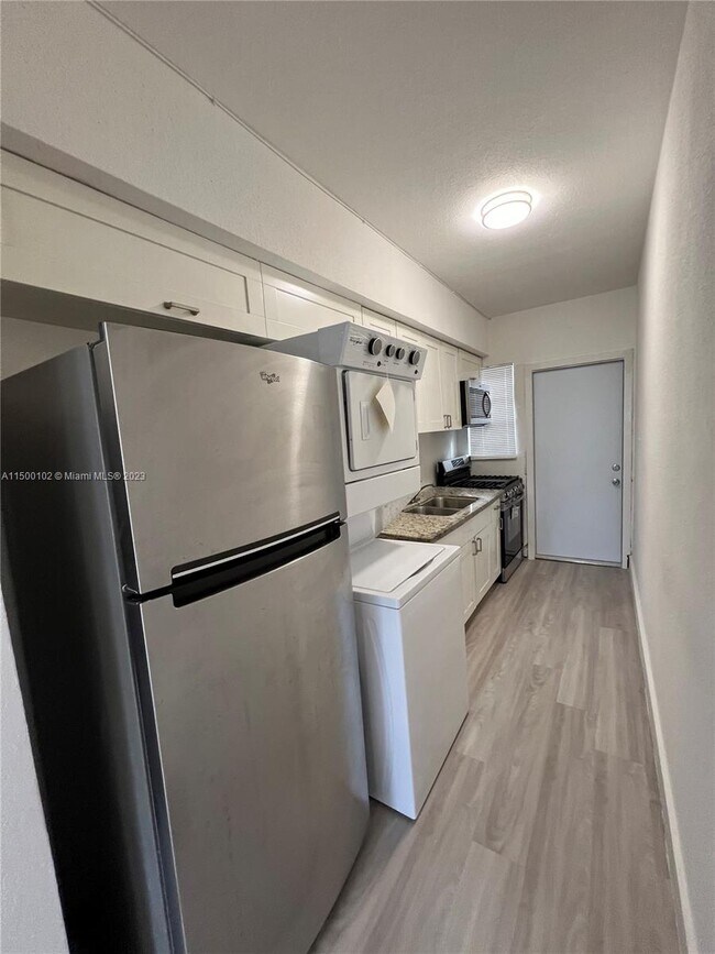 Building Photo - 1900 Calais Dr