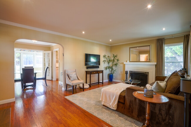 Building Photo - 610 Topaz St