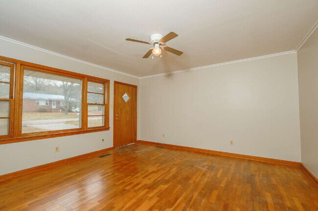 Foto del edificio - "Charming 3-Bedroom Greenfield Home with Gleaming Hardwood Floors – 1256 Sq Ft of Cozy Comfort!"