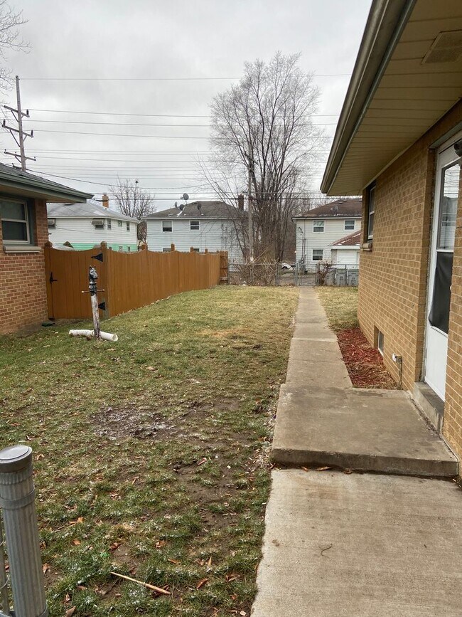 Building Photo - NICE 3BR SINGLE FAMILY, BRICK, CLOSE TO EVERYTHING, BASEMENT, YARD, GARAGE1