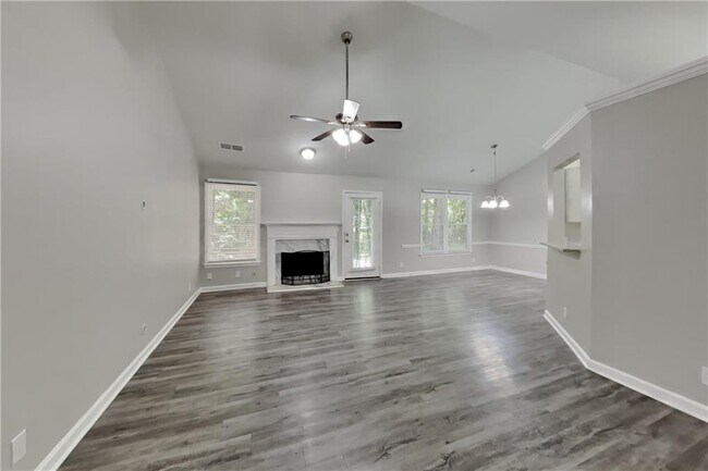 Foto del edificio - 5665 Enchantress Ln NE