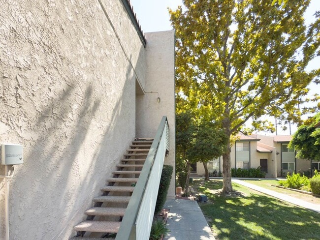 Building Photo - 2 BEDROOM 2 BATH CONDO IN GATED COMMUNITY ...