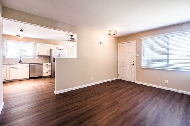Building Photo - Pet Friendly, Renovated Home in Fox School District