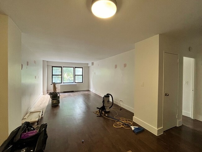 Building Photo - 220 E 63rd St