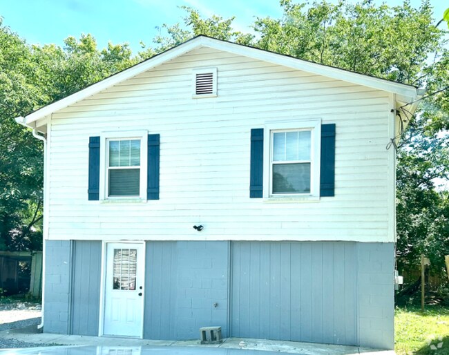 Building Photo - 127 E Woodrow St