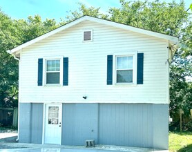 Building Photo - 127 E Woodrow St
